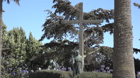 California-Mission-Soledad-Junipero-Serra-Estatua-Con-Cruz