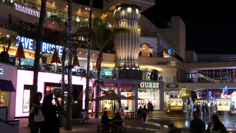 Centro-Comercial-Hollywood-De-Los-Ángeles-En-La-Noche