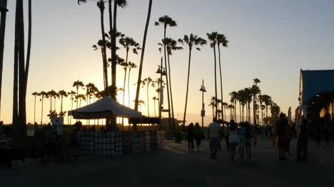 Los-Angeles-Venice-Beach-Boardwalk-Henna-Stand-Am-Späten-Nachmittag-Hintergrundbeleuchtung