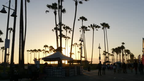 Los-Angeles-Venice-Beach-Boardwalk-Henna-Stand-Mit-Palmen-Am-Späten-Nachmittag-Hintergrundbeleuchtung