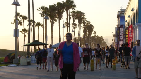 Los-Angeles-Playa-De-Venecia-Paseo-Marítimo-Peatones-Caminan-Pasado-La-Tarde