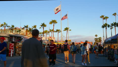Los-Angeles-Venecia-Playa-Paseo-Marítimo-Visitantes-Pasan-Tiendas-W-Banderas