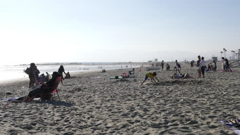 Los-Angeles-Venice-Beach-Kind-Läuft-Und-Dreht-Sich-Runs