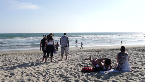 Los-Angeles-Venice-Beach-Trio-Spaziergang-Vorbei-An-Paar