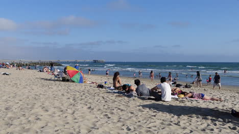 Los-Angeles-Venedig-Strandblick-Mit-Regenschirm