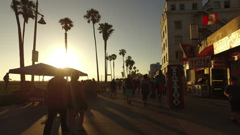 Playa-De-Los-Angeles-Venecia-Caminando-Por-El-Paseo-Marítimo-Con-Peatones