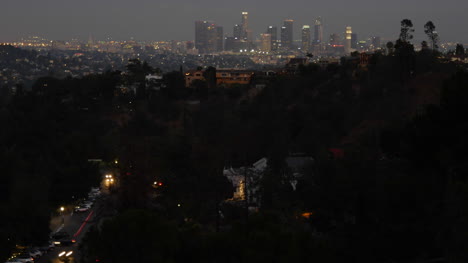 Los-Angeles-Bei-Nacht-Mit-Skyline-Und-Verkehrszeitraffer