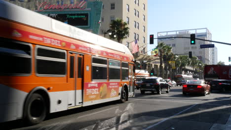Luz-Verde-De-Los-Angeles-Y-Autobuses-En-Hollywood-Boulevard
