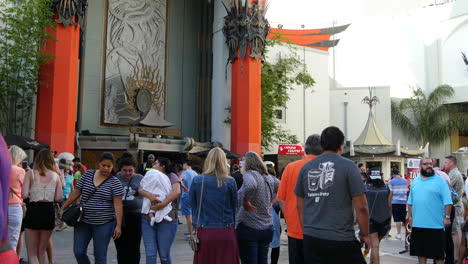 Los-Angeles-Personas-En-Trajes-Frente-Al-Teatro-Chino