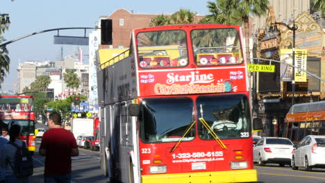 Los-Angeles-Bus-Turístico-En-Una-Calle-De-Hollywood