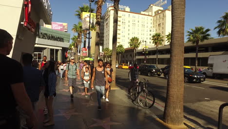 Los-Angeles-Neigt-Sich-Zu-Den-Leuten-Auf-Dem-Hollywood-Walk-Of-Fame