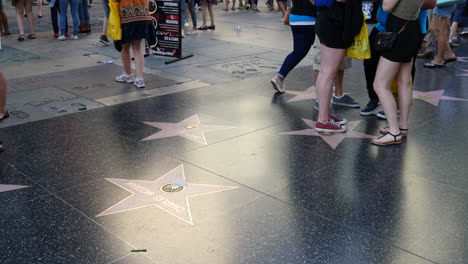 Los-Angeles-Touristen-Füße-Und-Beine-Auf-Dem-Hollywood-Walk-Of-Fame