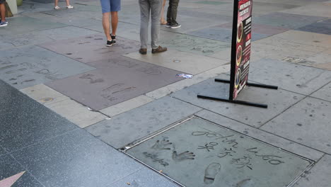 Los-Angeles-Touristen-Gehen-Mit-Namen-In-Beton-Auf-Dem-Hollywood-Walk-Of-Fame