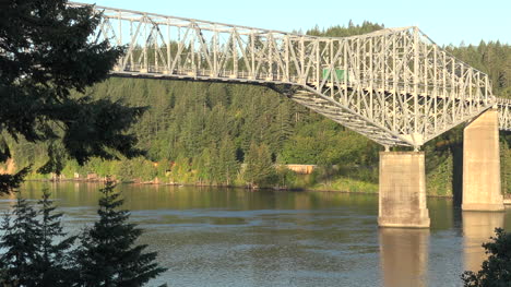 Puente-De-Los-Dioses-De-Oregón-En-Pan-De-La-Mañana