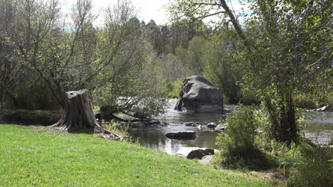 Oregon-Deschutes-Río-Con-Gran-Roca-Acercar