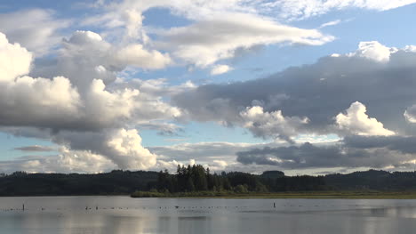 Lago-Silver-De-Washington-Con-Hermosas-Nubes-Pan