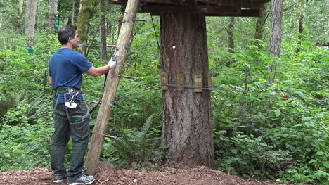 Washington-Mann-Klettert-Auf-Die-Seilrutsche