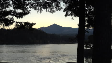 Oregon-Columbia-River-Und-Washington-Mountain
