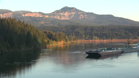 Barcaza-Y-Remolcador-Del-Río-Oregon-Columbia