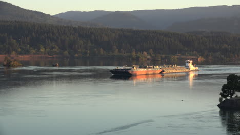 Oregon-Columbia-River-Barge-Zieht-In-Den-Schatten