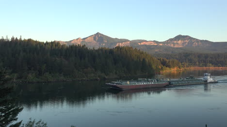 Oregon-Columbia-River-Barge-Passiert-Bewaldete-Insel