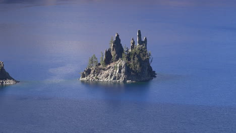 Oregon-Crater-Lake-Phantom-Ship-Island-In-Blue-Water-Zooms-Out