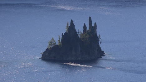 Oregon-Kratersee-Phantomschiff-Felsen-Im-Glitzernden-Wasser