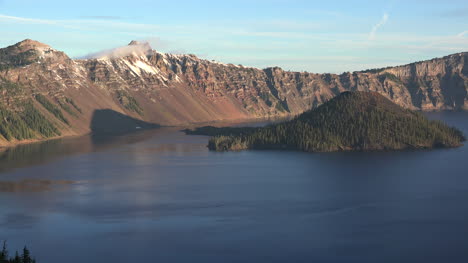 Lago-Del-Cráter-De-Oregon-E-Isla-De-Magos-Después-Del-Amanecer