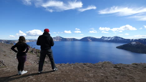 Cráter-Del-Lago-Oregon-Pareja-Cerca-Del-Borde