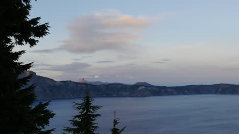 Oregon-Kratersee-Dunkle-Bäume-Nach-Sonnenuntergang-Schwenken-Und-Neigen