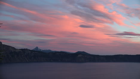 Oregon-Kratersee-Rosa-Wolke-Im-Morgengrauen
