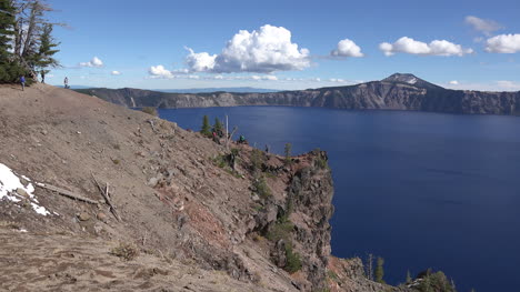 Lago-Del-Cráter-De-Oregon-Con-Turistas-Escalando
