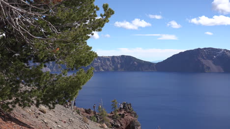 Oregon-Crater-Lake-With-Tourists-Taking-Selfies
