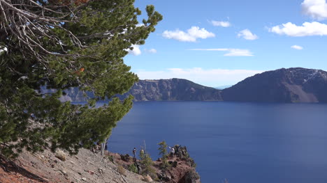 Lago-Del-Cráter-De-Oregon-Con-Turistas-Tomando-Selfies