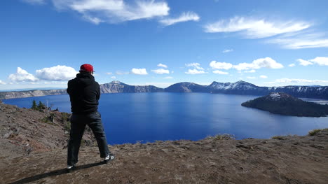 Oregon-Crater-Lake-Woman-Joins-Man-On-Edge