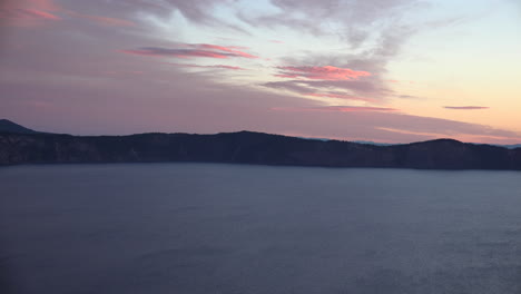 El-Lago-Del-Cráter-De-Oregón-Se-Acerca-A-Las-Nubes-Del-Amanecer