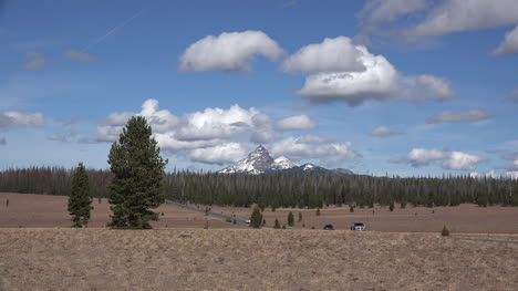 Oregon-Mt-Thielsen-Con-Lapso-De-Tiempo-De-Coches