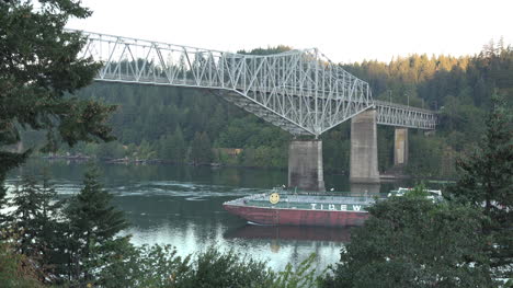 Oregon-Barge-Moves-Under-Bridge-Of-The-Gods-Time-Lapse