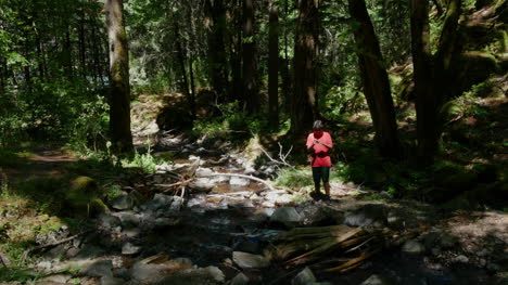 Oregon-Boy-Macht-Foto-Von-Stream-Pan