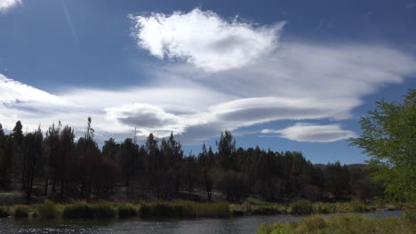 Oregon-Wolken-über-Deschutes-Fluss-Zeitraffer