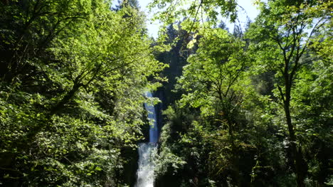 Oregon-Inclina-Hacia-Abajo-La-Cascada-A-Los-Turistas