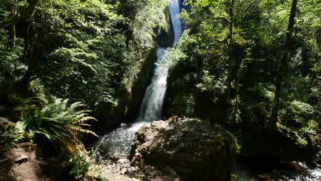 Oregon-Touristen-Auf-Felsen-Am-Wasserfall