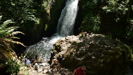 Oregon-Wasserfall-Mit-Touristen