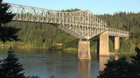 Oregon-Zooms-Out-From-Bridge-Of-The-Gods