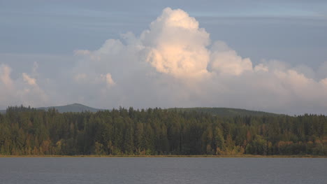 Washington-Silver-Lake-Tarde-Cúmulo-Nube-Lapso-De-Tiempo