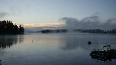 Lapso-De-Tiempo-Del-Amanecer-Y-La-Niebla-Del-Lago-Silver-De-Washington