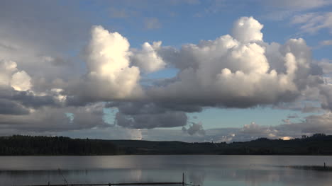 Lago-Silver-De-Washington-Con-Nubes