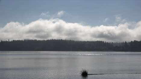 Washington-Eine-Wolkenbank-über-Hügeln-Am-Silbersee