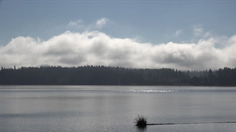 Washington-Un-Banco-De-Nubes-Sobre-Las-Colinas-Junto-Al-Lago-De-Plata