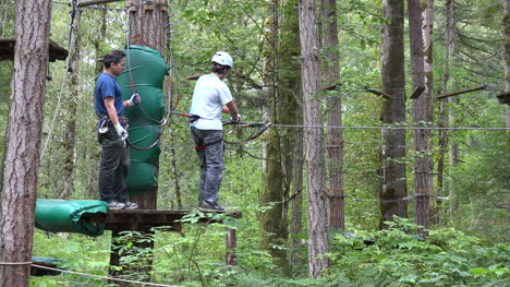 Washington-Boy-Auf-Niedriger-Seilrutsche